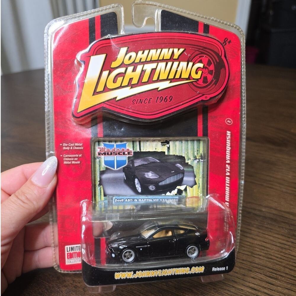 NEW JOHNNY LIGHTNING 2002 Aston Martin V12 RELEASE 1 R1 SCALE‎ DIECAST VEHICLE